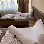 Cris Hotel 2*